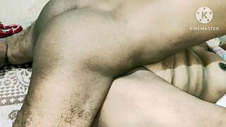 देसी मॉम्स लवर के साथ रफ ऐक्शन में वाइल्ड जाती हैं