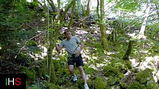 टैटू वाली मिल्फ और ब्लॉन्ड लड़की जंगल में सेक्स एक्सप्लोर करती है