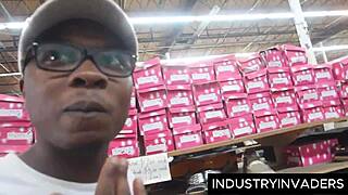 Latina beauty mall trip ko wild public adventure mein badalti hai big black cock ke saath. Shopping itna hot kaise?