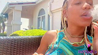 स्मोकर ब्यूटी जेना फॉक्स आउटडोर्स अपनी हॉर्नी ट्रिम्ड प्यूसी रब करती है