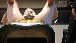 loira da buceta inchada na academia