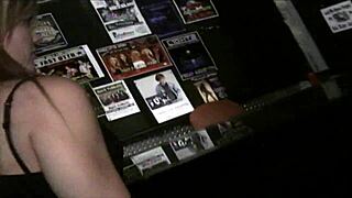 Bella Lynn, monster cock pe raw deepthroat leti hai