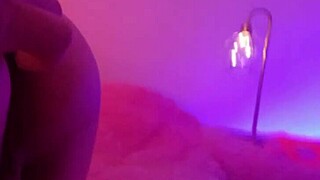 मेरी नौकरानी मेरी बीवी की कॉर्सेट क्यों पहनती है?