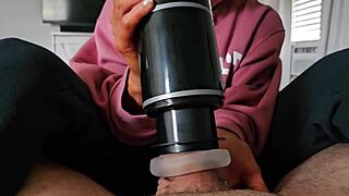 अमेचर बीवी पड़ोसी के विशाल औजार पर मस्तरबेटर चलाती है!