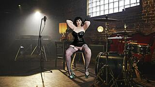 granny carmen does huge sucking and doggystyle fucking with creampie, you gotta see this