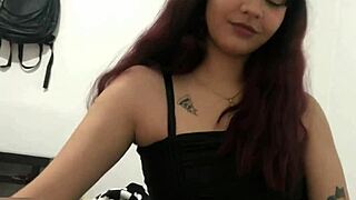 अपने स्टीपब्रदर के बेड में क्लाइम्ब कर रही हूं फन के लिए