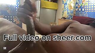 नकाबपोश युवा का BBC बिस्तर पर हिलाना, चोरी-छिपे झलक 😈