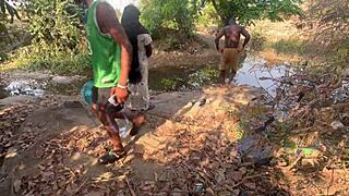 रफ आउटसाइड फकिंग शाई विलेज गर्ल के साथ वाइल्ड 3सम रैंच पर