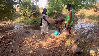 रफ आउटसाइड फकिंग शाई विलेज गर्ल के साथ वाइल्ड 3सम रैंच पर