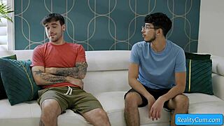 Busty MILF Spencer Scott pierced nipples se teen Diego Perez ko seduce karti hai hard lund ke liye