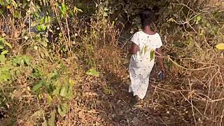 रफ आउटसाइड फकिंग शाई विलेज गर्ल के साथ वाइल्ड 3सम रैंच पर