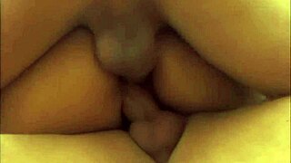 ब्रूनेट मॉम के साथ थ्रीसम, हील्स और फिशनेट्स में