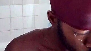 Kissing with a mature beauty and her roommate