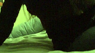 कॉलेज हॉटी परिपक्व पुरुषों को लुभाती है मजा के लिए