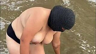 Colombian woman seduces to show impressive assets