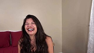 बेताब एमेच्योर किट्टी और इसाबेला की चूतें बेंट ओवर और मिशनरी पोजीशन में फैलीं, बड़ी टिट्स डिस्प्ले पर!