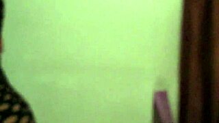 Indian milf shakes big ass on Bollywood track