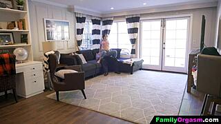 गृहिणी पति और सौतेली बेटी के साथ थ्रीसम में शामिल होती है