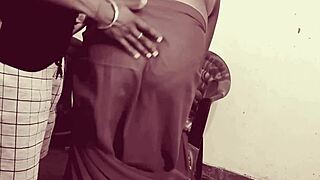 हॉट इंडियन टीचर स्टूडेंट को कमा सूत्र रफ लेसन में दिखाती है