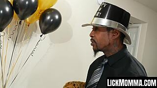 क्लेयर डेम्स और मिया मोलोटोव को देखते हुए लंड हिलाना जो जोर से चोद रही हैं