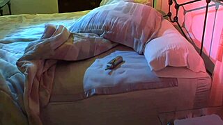 वाह! टीन ऐनी क्रूज़ ओल्ड मैन के लिए फिशनेट में स्ट्रिप करती है