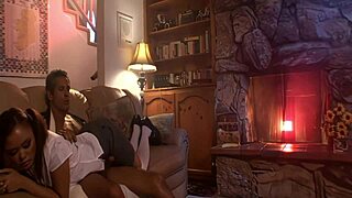 वाह! टीन ऐनी क्रूज़ ओल्ड मैन के लिए फिशनेट में स्ट्रिप करती है