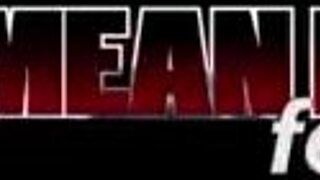 मिल्फ किट्टी क्विन हसबैंड रिचर्ड लेनॉक्स को रिलेंटलेसली टिकल करती है।