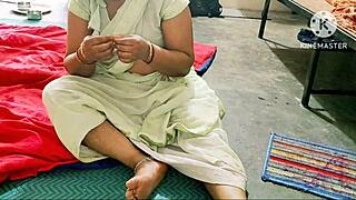 इंडियन देसी भाभी बॉयज को होममेड एक्शन में फकिंग करती है।