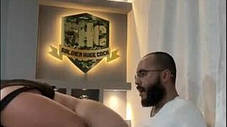 कोलंबियन स्लट सोफिया कर्व्स सोल्जर के विशाल लंड को अपने बड़े टिट्स पर लेती है!