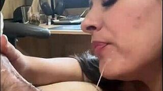 कोलंबियन स्लट सोफिया कर्व्स सोल्जर के विशाल लंड को अपने बड़े टिट्स पर लेती है!