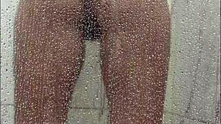 fui tomar banho e me masturbei no chuveiro