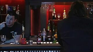 सोंद्रा हॉल का बॉयफ्रेंड उसे बाथरूम स्टॉल में चाटता और पाउंड करता है