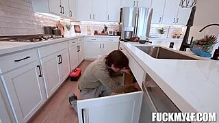 मिस्त्री डाना मरिस को ब्लोजॉब के बाद चूचियों पर झड़ता है