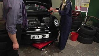 सिंडी बेहर स्टॉकिंग्स में बिहाइंड से फक होती है