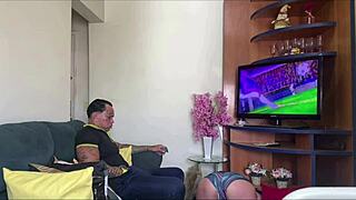 सूजी रंडी जॉनी गैब के साथ जोर से पंपिंग करती है