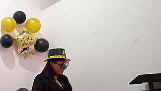 I'm so bored at work, slipping in a butt plug to feel naughty