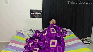 18 साल की लैटिना अपनी पसंदीदा मिल्फ को कॉफी के बाद चोदना पसंद करती है