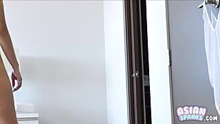 यंग एशियन बैलेरीना ओल्ड मैन के साथ, क्यूरियस?