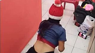 मिल्फ नर्स अस्पताल कॉरिडोर में सेक्सी अस्स फ्लैश करती है क्रिसमस ईव पर।