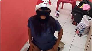 मिल्फ नर्स अस्पताल कॉरिडोर में सेक्सी अस्स फ्लैश करती है क्रिसमस ईव पर।