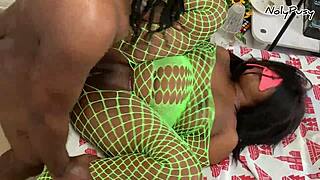 बारिश में, डेस्परेट बेब अपनी बड़ी चूत को बिना कंडोम के बॉय से जोर से चोदवाती है