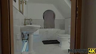 मेच्योर स्लिट शेव करते समय बाथरूम में नेबर बॉय के साथ स्टीमी बैंगिंग हो जाती है