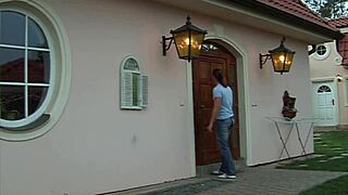 बड़ी नैचुरल टिट्स वाली भूरी गृहिणी लंड चूसकर फिर चूत जोर से चोदी जाती है