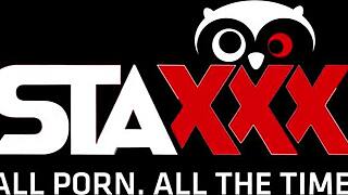 आई, उह, बस्टि ब्रूनेट मेच्योर को बेड में बड़े काले लंड लेते हुए देखा!