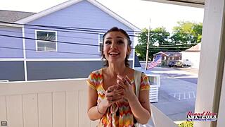 स्किनी ब्रूनेट कोएड वेंडी बिग हार्ड लंड को ब्लोजॉब और रिमजॉब करती है