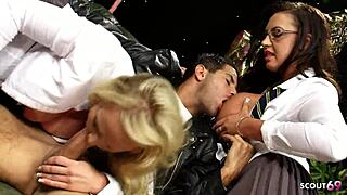 वाऊ! कॉसप्ले एफएफएम थ्रीसम बिग बूब्स और बट्स के साथ यूनिफॉर्म में!