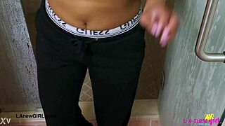 यह ब्रॉन्ज स्किन मॉडल कैमरे पर क्यों शॉवर करती है?