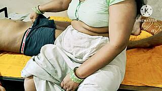 देसी माँएं किचन में नॉटी हो जाती हैं