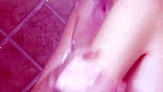 दुबली टीन ब्रूनेट गरम शॉवर के बाद कपड़े उतारती है!