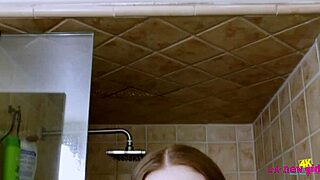 दुबली टीन ब्रूनेट गरम शॉवर के बाद कपड़े उतारती है!